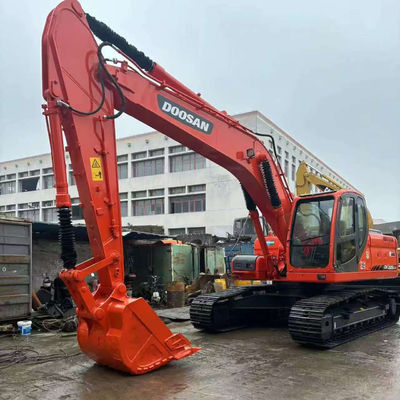 Em boas condições, usou a escavadeira DOOSAN DX225LCA.