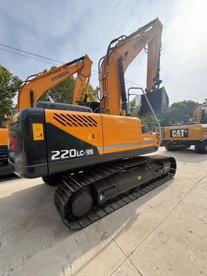 Escavadeira hidráulica sobre esteiras Hyundai 220LC-9S com engrenagens e bomba originais em bom estado, força de escavação com poucas horas e forte