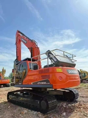 Escavadeira Doosan DX300LC importada da Coreia, peso operacional de 30 toneladas, caçamba de 0,64-1,75m³, potência de 151kW