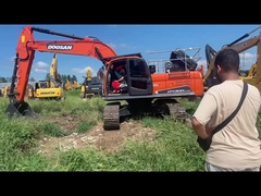 Escavadeira Doosan DX300LC importada da Coreia, peso operacional de 30 toneladas, caçamba de 0,64-1,75m³, 151k